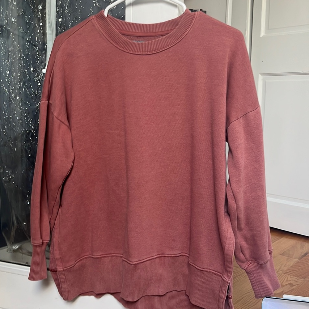 Comfy aerie crew neck with spilt on sides